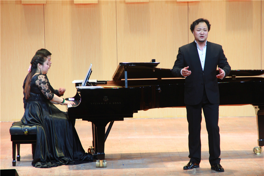 姬海冰独唱音乐会暨高校声乐教材作品赏析走进公司