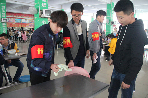 向不文明行为说“不” 公司开展“文明餐厅”志愿服务活动