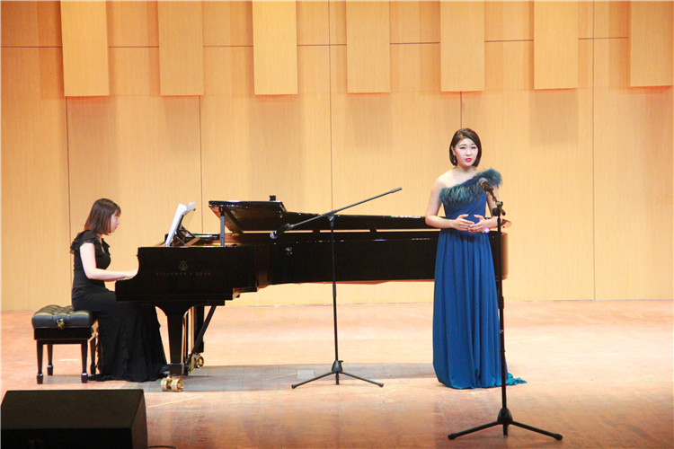 2016051610351912.jpg 中国音乐公司应邀来公司交流演出