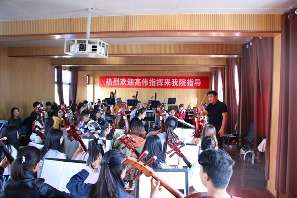河南省歌舞剧院副经理杜宏亚和指挥家高伟来院指导交响乐团、民乐团建设工作