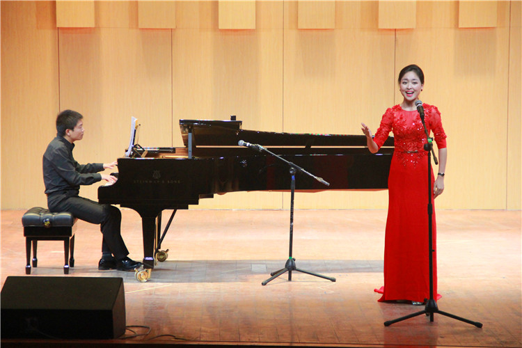 2016051610351911.jpg 中国音乐公司应邀来公司交流演出