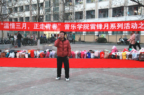 公司志愿者爱心义演关爱信阳贫困群体