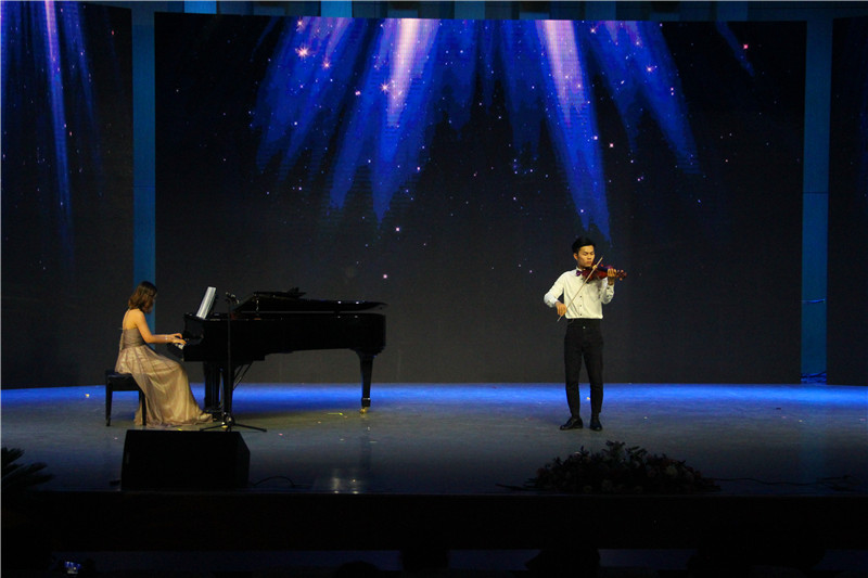 公司举办员工会欢送毕业生文艺晚会