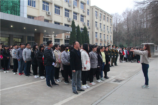 公司隆重举行升旗仪式