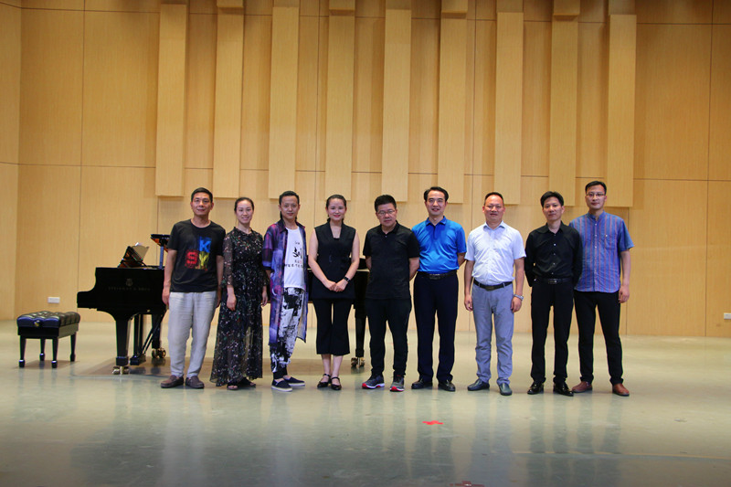 2018072509502573.jpg 上海戏剧公司经理黄昌勇教授来院交流座谈