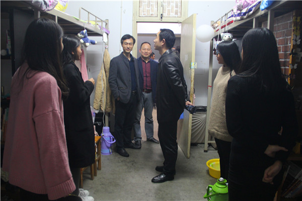 公司领导走访员工宿舍