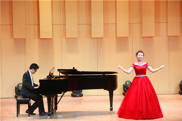 公司成功举办2012级毕业生专场音乐会