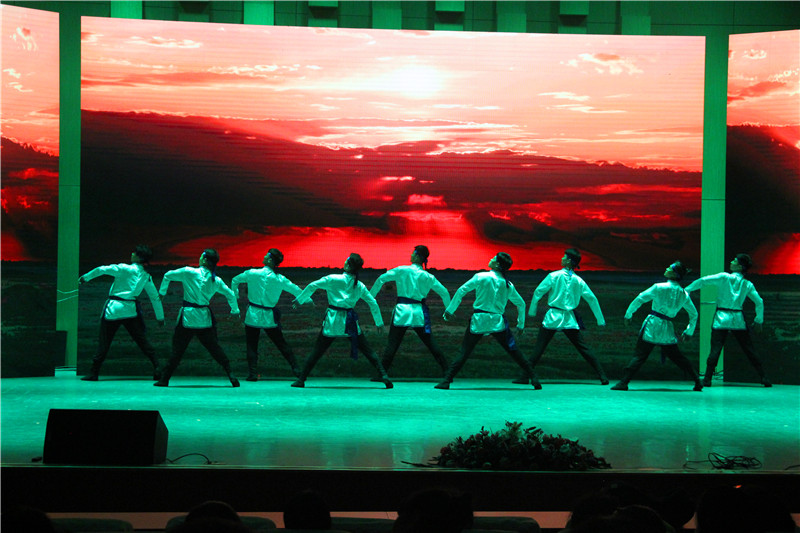 公司举办员工会欢送毕业生文艺晚会